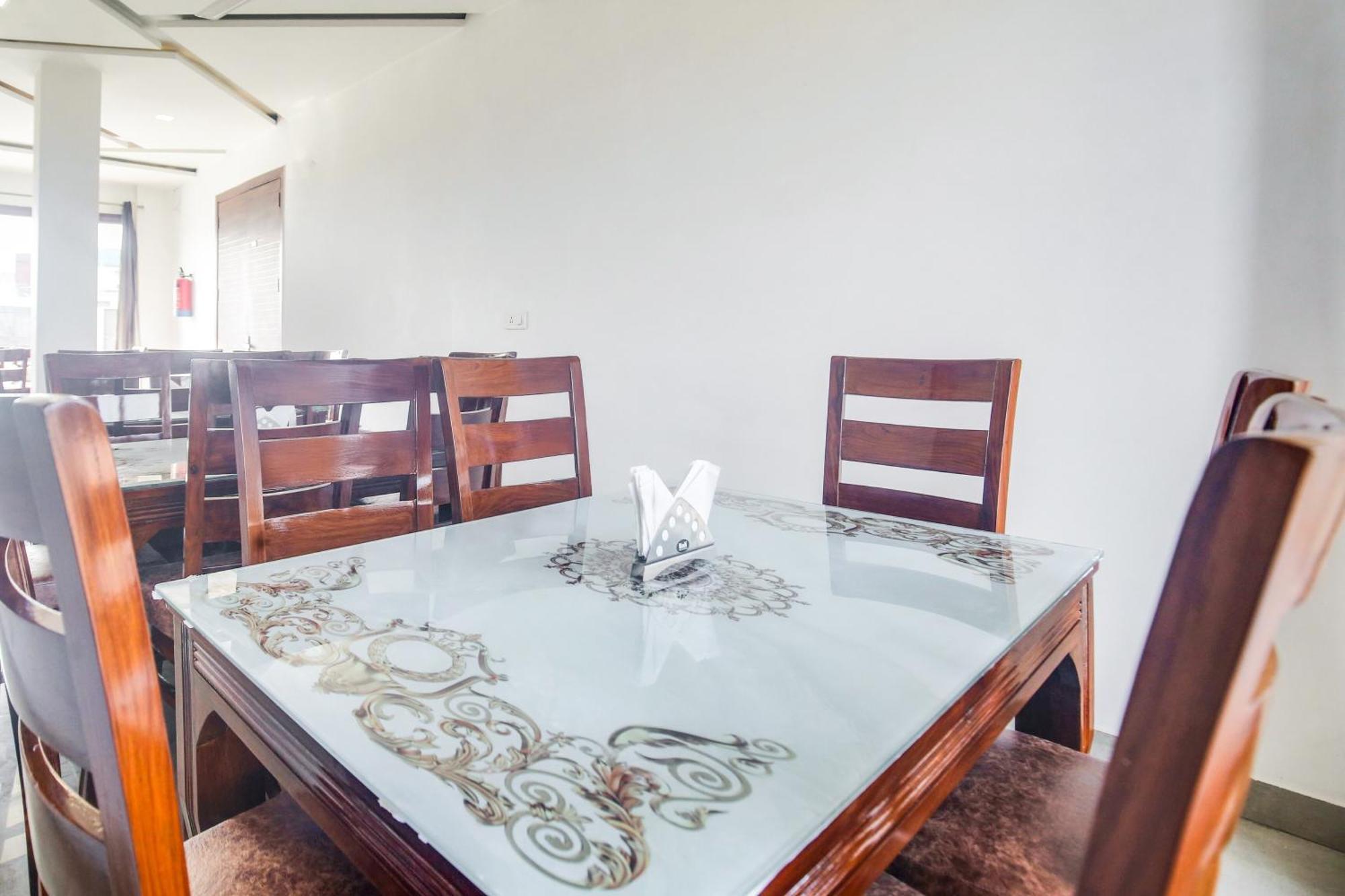 Hotel Super Collection O Near Railway Station 3*